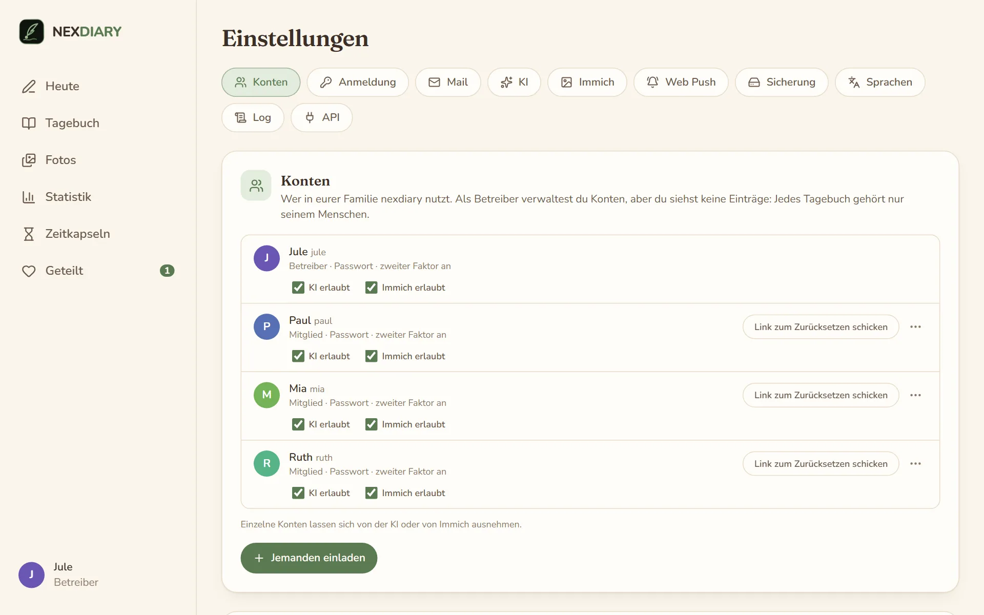 Einstellungen, Reiter Konten: vier Konten Jule als Betreiber, Paul, Mia und Ruth als Mitglieder, jeweils mit Passwort und zweitem Faktor an, den Haken KI erlaubt und Immich erlaubt und dem Knopf Link zum Zurücksetzen schicken