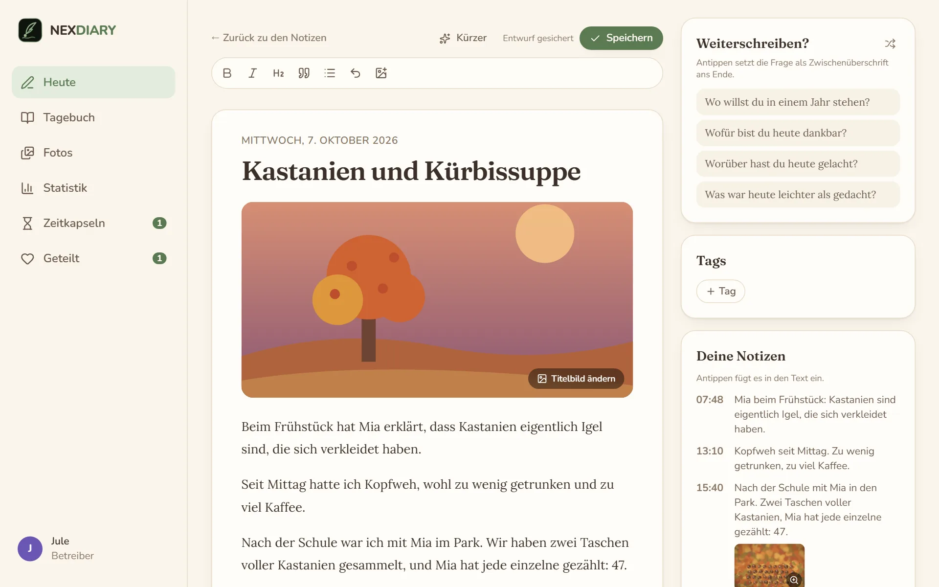 Die Schreibansicht mit einem Vorschlag der KI: oben der Knopf Kürzer, Entwurf gesichert und Speichern, darunter die Seite Kastanien und Kürbissuppe mit Titelbild und Text, rechts Jules Notizen des Tages, aus denen der Vorschlag entstanden ist