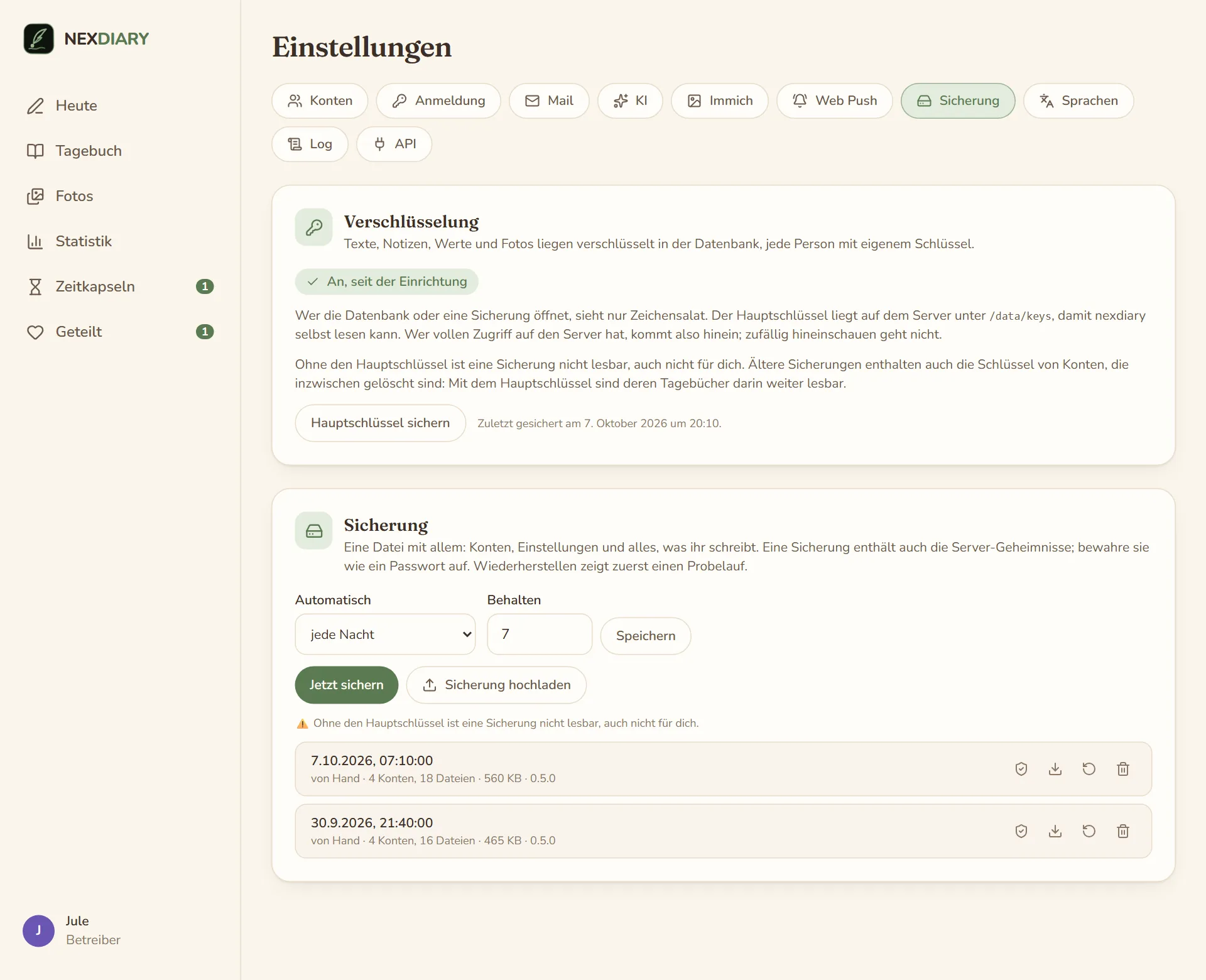 Einstellungen, Reiter Sicherung, oben die Karte „Verschlüsselung“ mit „Hauptschlüssel sichern“, darunter die Karte „Sicherung“ mit Zeitplan, „Behalten“ und der Liste der Sicherungen