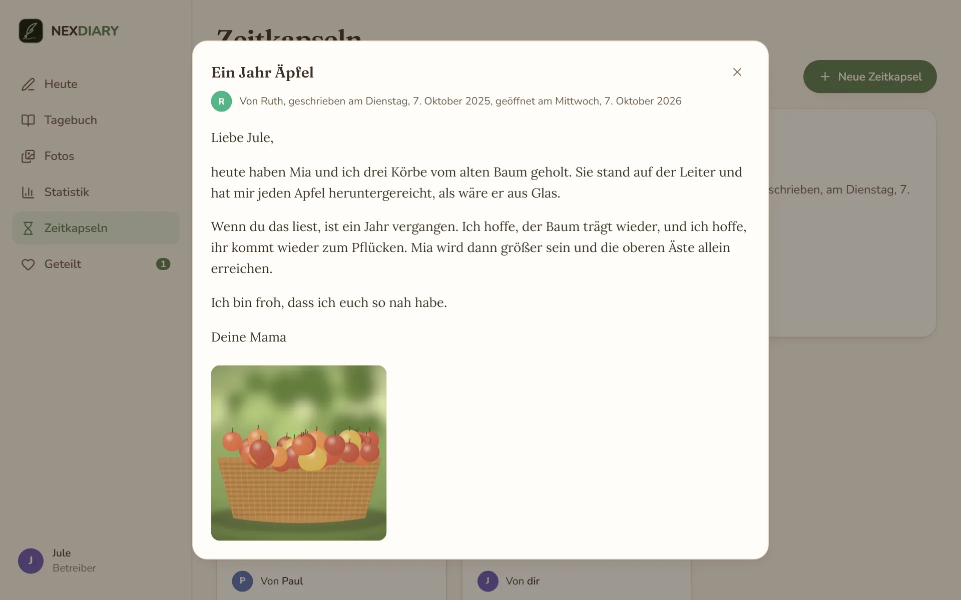 Ein geöffneter Brief „Ein Jahr Äpfel“ von Ruth, geschrieben vor einem Jahr, mit dem Brief an Jule und einem Foto von einem Korb voller Äpfel